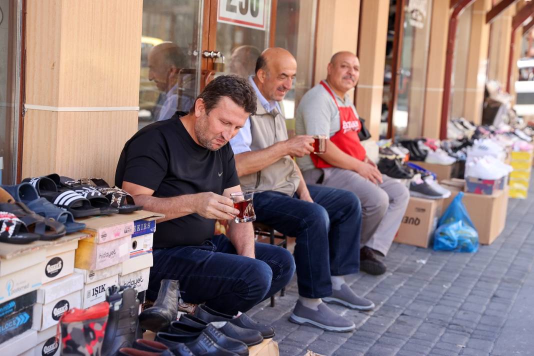 Konya'nın ilçesinde esnaftan ilginç adet! Çayı demleyen bunu yapıyor 2